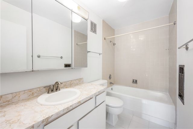 1515 CENTRAL Road 319C, Arlington Heights, IL 60005