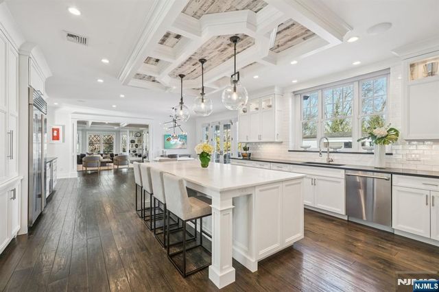 4 Mill Brook Lane, Franklin Lakes, NJ 07417