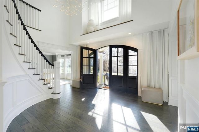 4 Mill Brook Lane, Franklin Lakes, NJ 07417