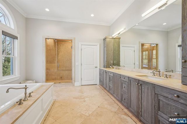 4 Mill Brook Lane, Franklin Lakes, NJ 07417