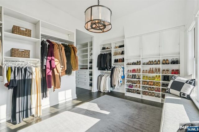 4 Mill Brook Lane, Franklin Lakes, NJ 07417