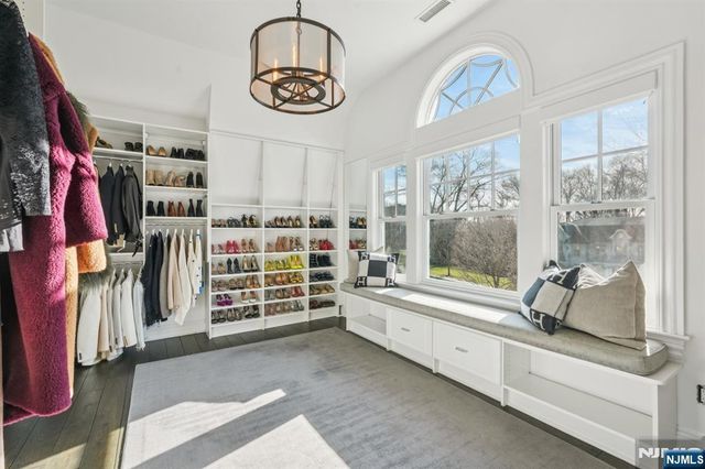 4 Mill Brook Lane, Franklin Lakes, NJ 07417