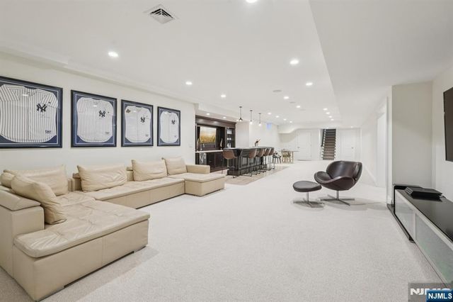 4 Mill Brook Lane, Franklin Lakes, NJ 07417