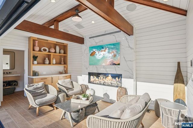 4 Mill Brook Lane, Franklin Lakes, NJ 07417