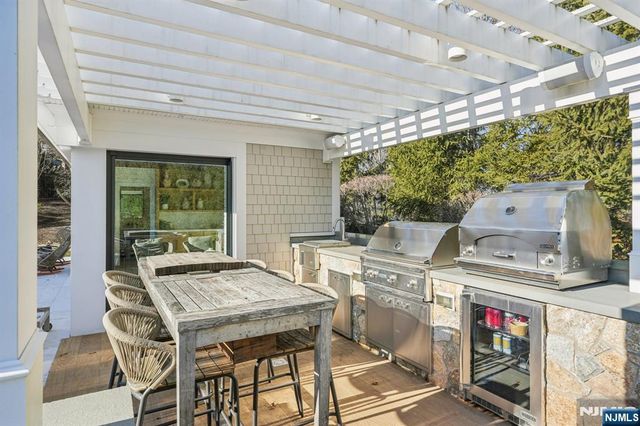 4 Mill Brook Lane, Franklin Lakes, NJ 07417