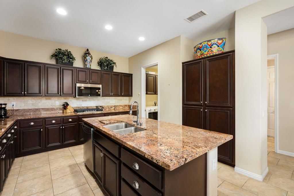 Image 16 of property listing at 61564 Tulare Lane, La Quinta, CA 92253