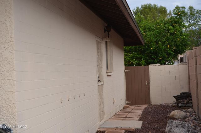 7601 E Rio Verde Drive, Tucson, AZ 85715