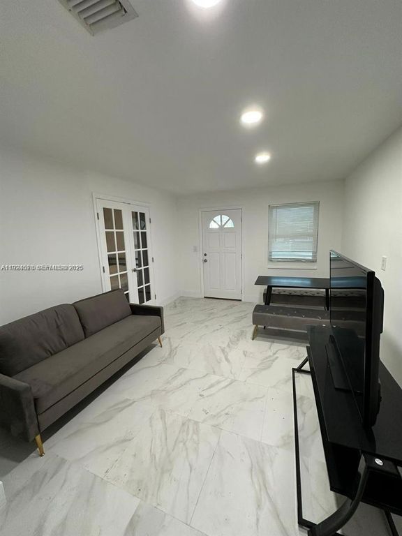 2320 SW 44th St B, Dania Beach, FL 33312