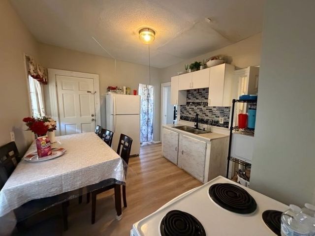 48 Acushnet Ave, Springfield, MA 01105