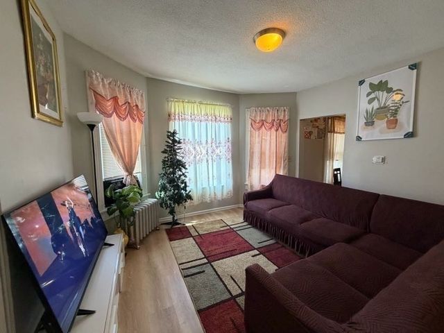 48 Acushnet Ave, Springfield, MA 01105