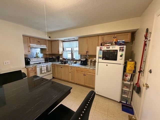 48 Acushnet Ave, Springfield, MA 01105
