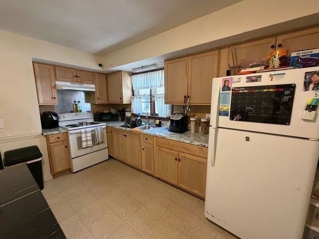 48 Acushnet Ave, Springfield, MA 01105
