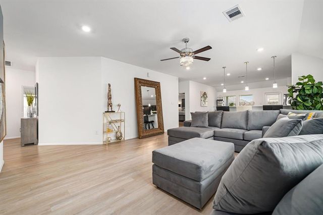 9827 Kingston Liberty Lane, Baytown, TX 77521