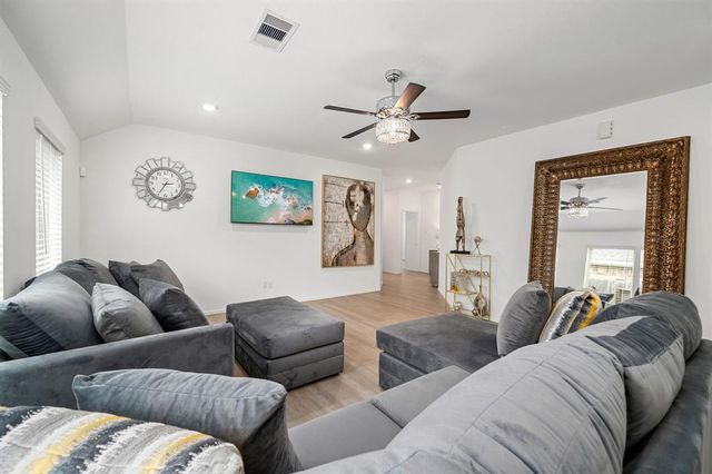 9827 Kingston Liberty Lane, Baytown, TX 77521