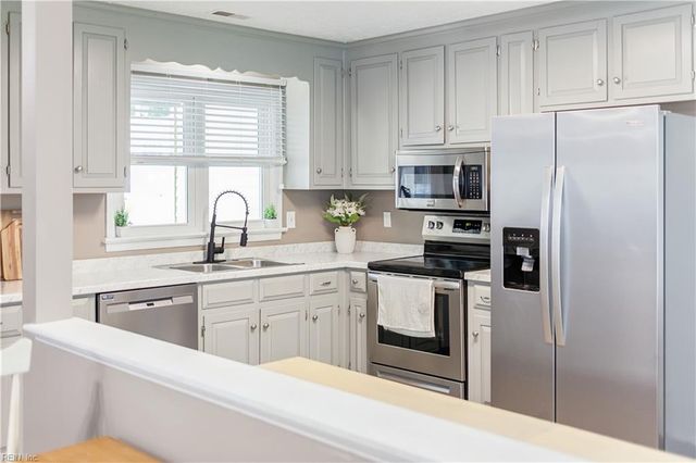 6 Sanlun Lakes DR, Hampton, VA 23666