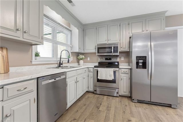 6 Sanlun Lakes DR, Hampton, VA 23666