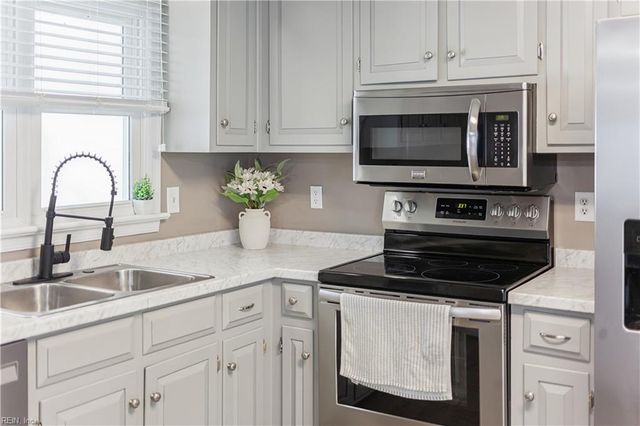 6 Sanlun Lakes DR, Hampton, VA 23666