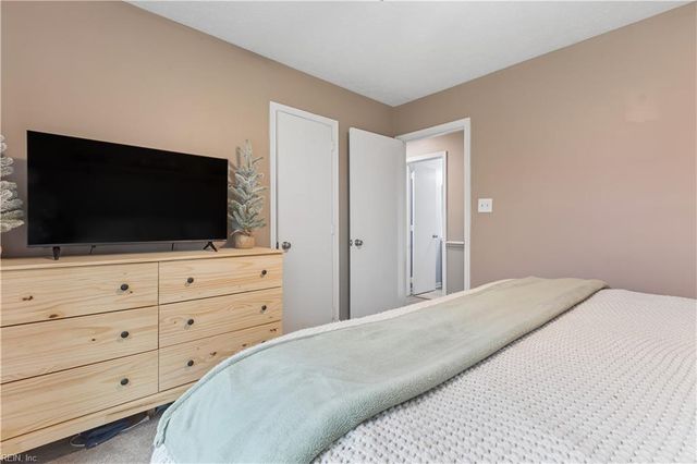 6 Sanlun Lakes DR, Hampton, VA 23666