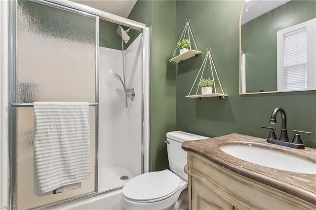 6 Sanlun Lakes DR, Hampton, VA 23666
