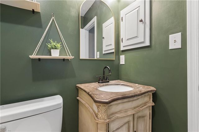 6 Sanlun Lakes DR, Hampton, VA 23666