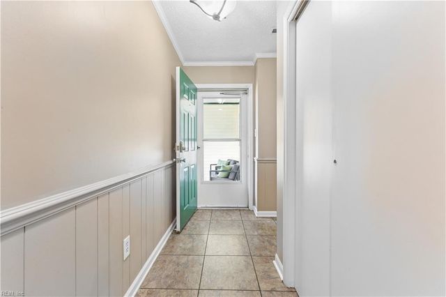 6 Sanlun Lakes DR, Hampton, VA 23666
