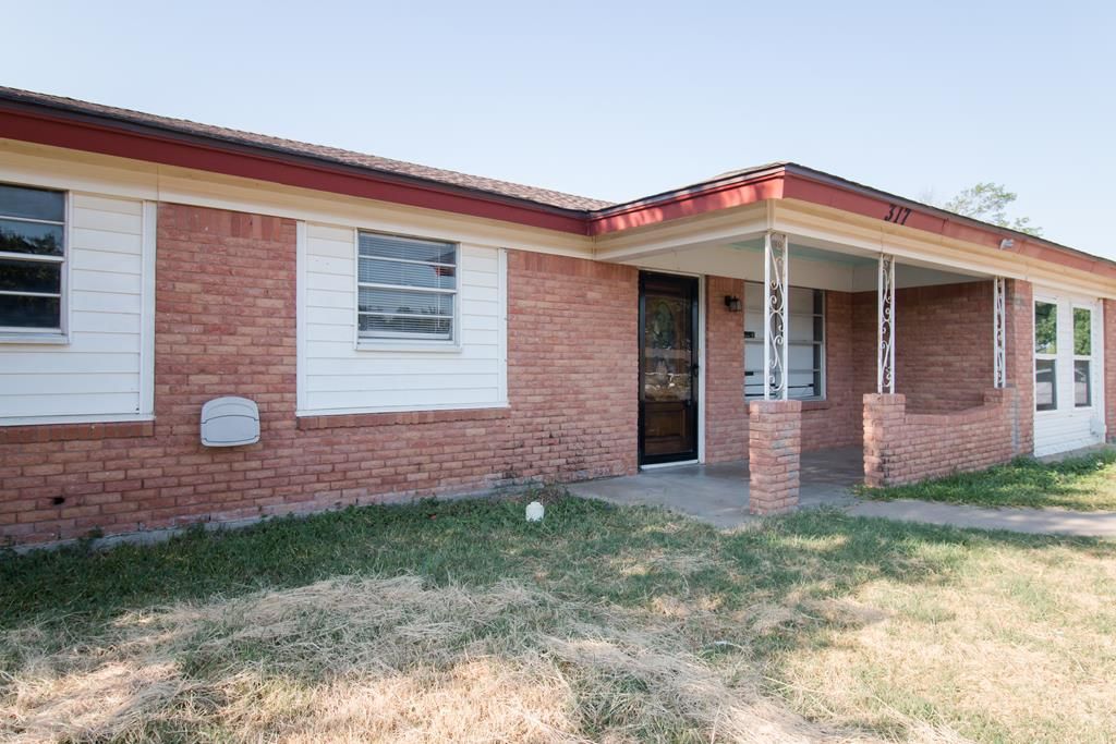 Image 1 of property listing at 317 Van Zandt St, San Angelo, TX 76905