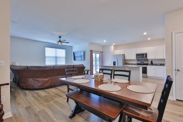 206 Carver Willow Dr., Loris, SC 29569