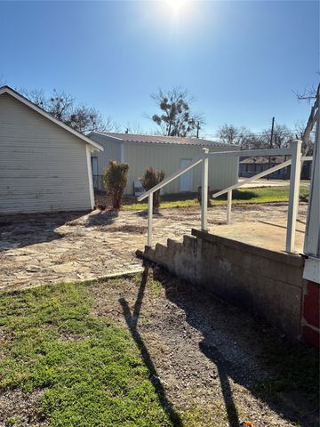 109 S West Street, Bangs, TX 76823