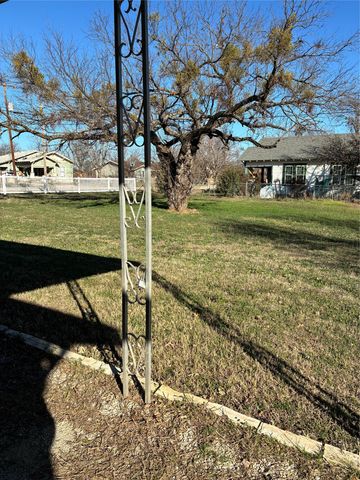 109 S West Street, Bangs, TX 76823