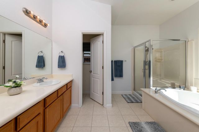 6525 E Raco Avenue, Fresno, CA 93727