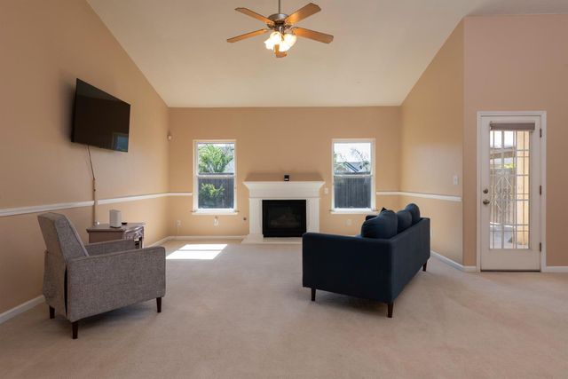 6525 E Raco Avenue, Fresno, CA 93727