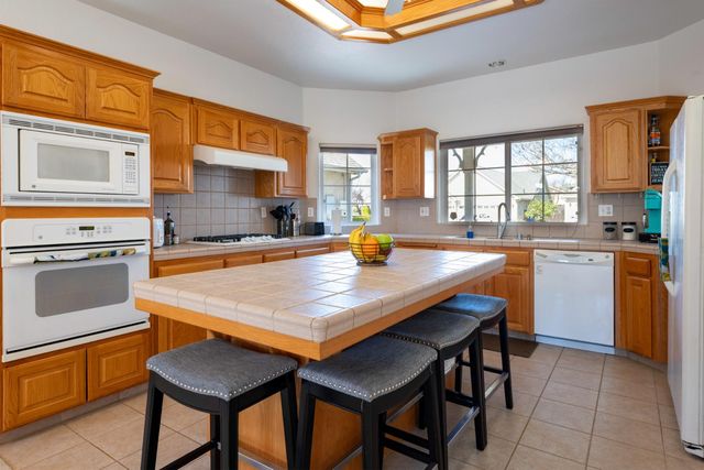 6525 E Raco Avenue, Fresno, CA 93727