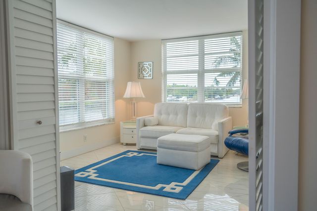 3180 NE 48th Court 201, Lighthouse Point, FL 33064