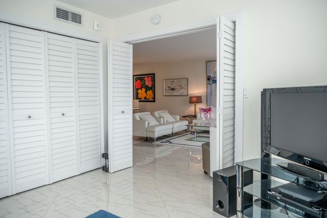 3180 NE 48th Court 201, Lighthouse Point, FL 33064