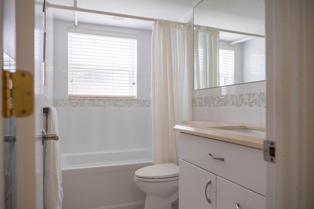 3180 NE 48th Court 201, Lighthouse Point, FL 33064