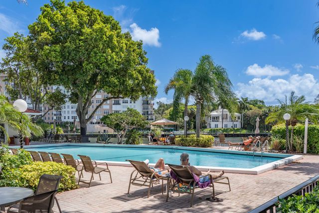 3180 NE 48th Court 201, Lighthouse Point, FL 33064