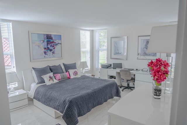 3180 NE 48th Court 201, Lighthouse Point, FL 33064