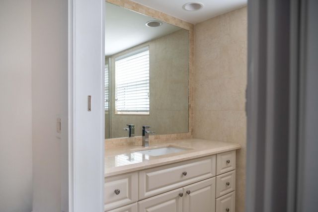 3180 NE 48th Court 201, Lighthouse Point, FL 33064