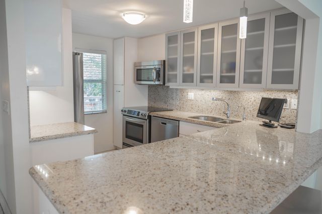 3180 NE 48th Court 201, Lighthouse Point, FL 33064