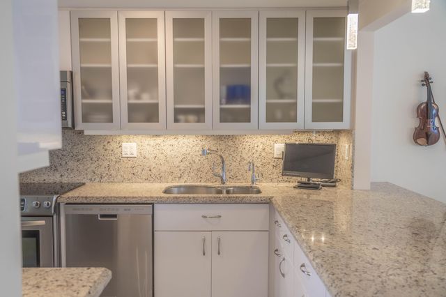 3180 NE 48th Court 201, Lighthouse Point, FL 33064