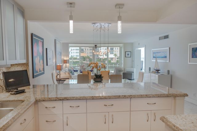 3180 NE 48th Court 201, Lighthouse Point, FL 33064