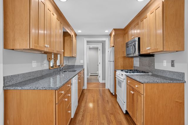 32 Lantern Ln, Burlington, MA 01803