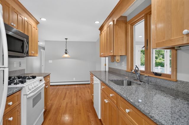 32 Lantern Ln, Burlington, MA 01803