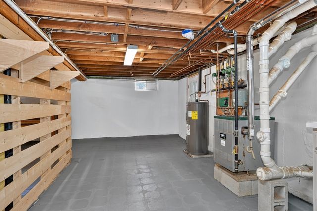 32 Lantern Ln, Burlington, MA 01803