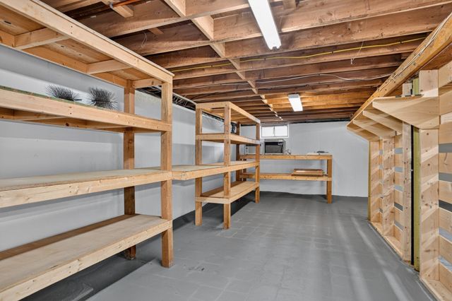 32 Lantern Ln, Burlington, MA 01803