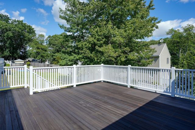 32 Lantern Ln, Burlington, MA 01803