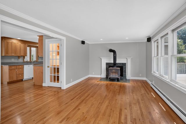 32 Lantern Ln, Burlington, MA 01803