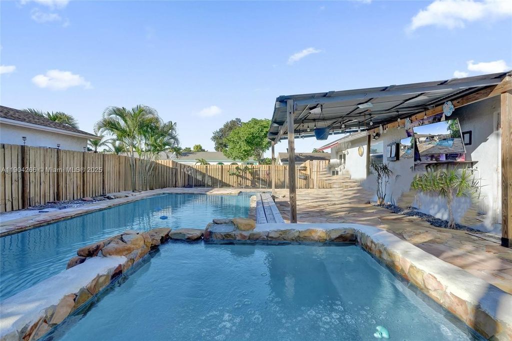 2081 NW 107th Ter, Sunrise, FL 33322