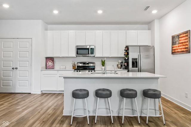 7264 Governors Row, Avon, IN 46123