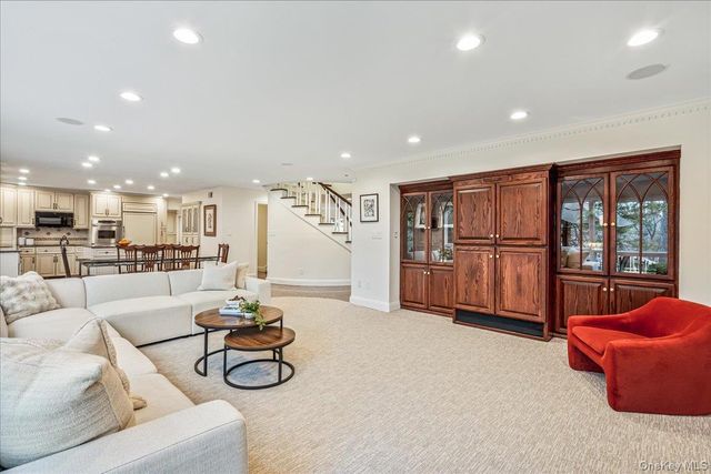 29 Winter Lane, Dix Hills, NY 11746